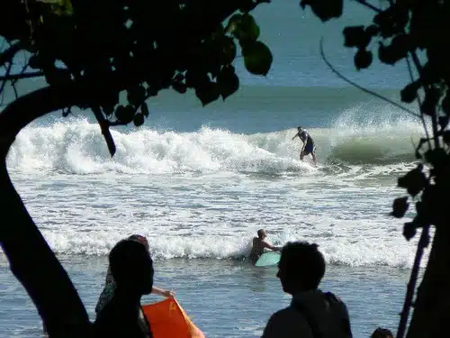 Le surf à Bali: un guide complet pour les surfeurs débutants et avancés